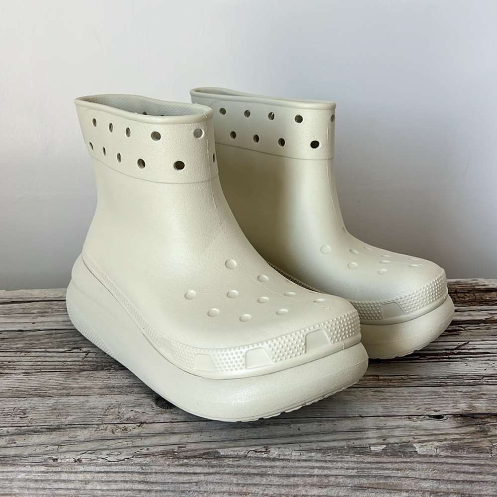 NWOT Crocs Classic crush boots in bone